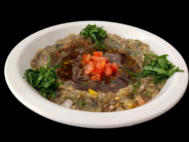 Baba Ghanouge
Aubergines grillées, poivrons, tomates, persil, oignons, assaisonné avec du jus de citron, huile d’olive et mélass