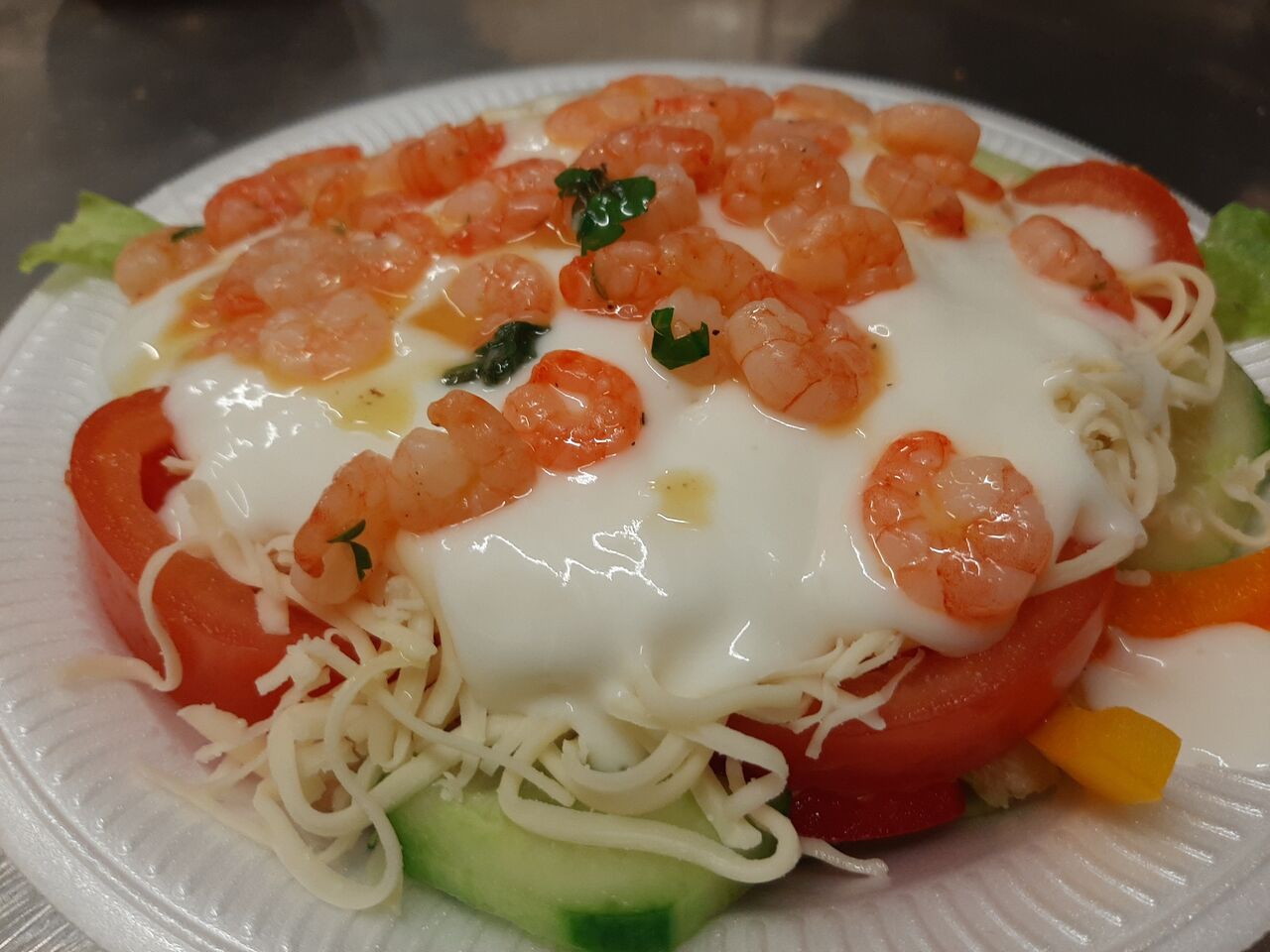 Salat ab 3,50€
Abb. Großer gemischter Salat + *extra Shrimps