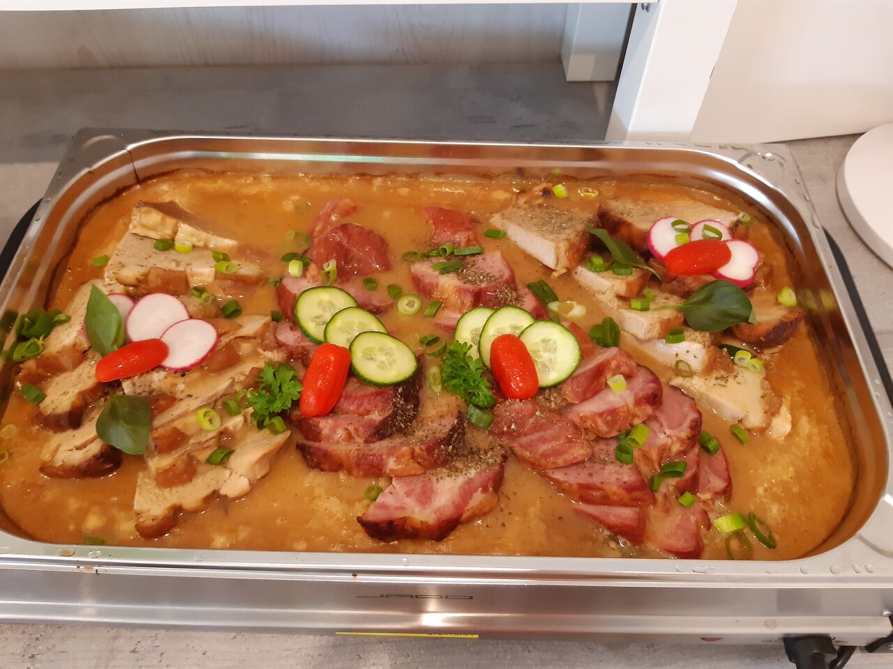 Kassler und Krustenbraten auf Sauerkraut