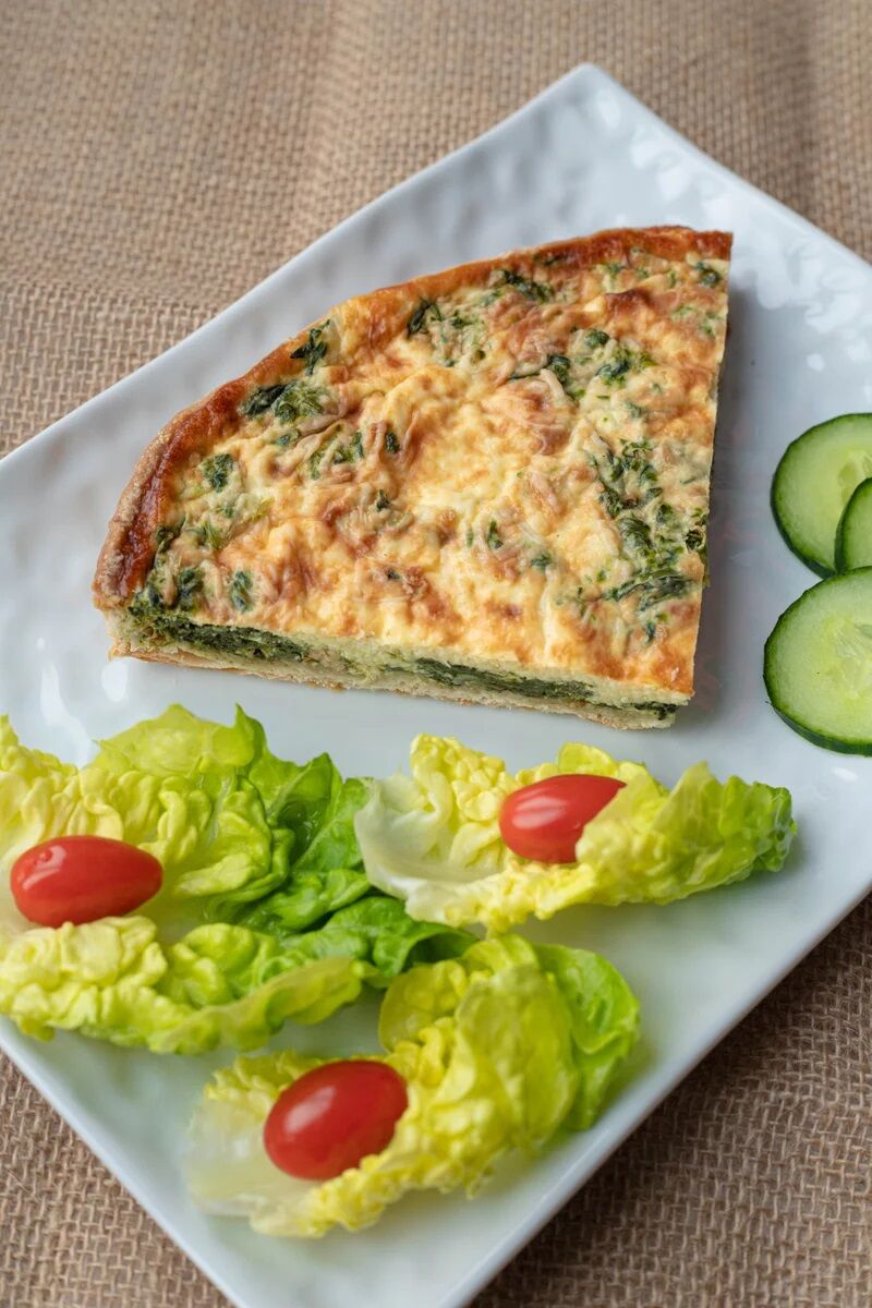 Tartre aux légumes de saison sur son lit de salade à 14€90