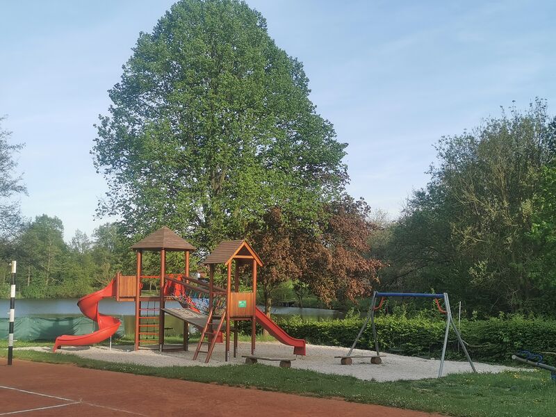 Hned u Hospůdky je dětské hřiště 