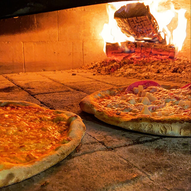 Unser Steinofen wird mit Buchenholz befeuert damit Ihre Pizza noch besser schmeckt 