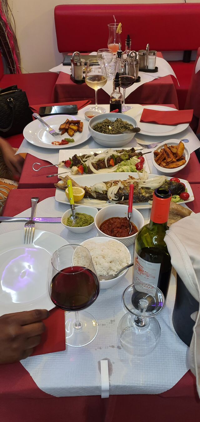 A TABLE AU RESTAURANT LE BAROMETRE