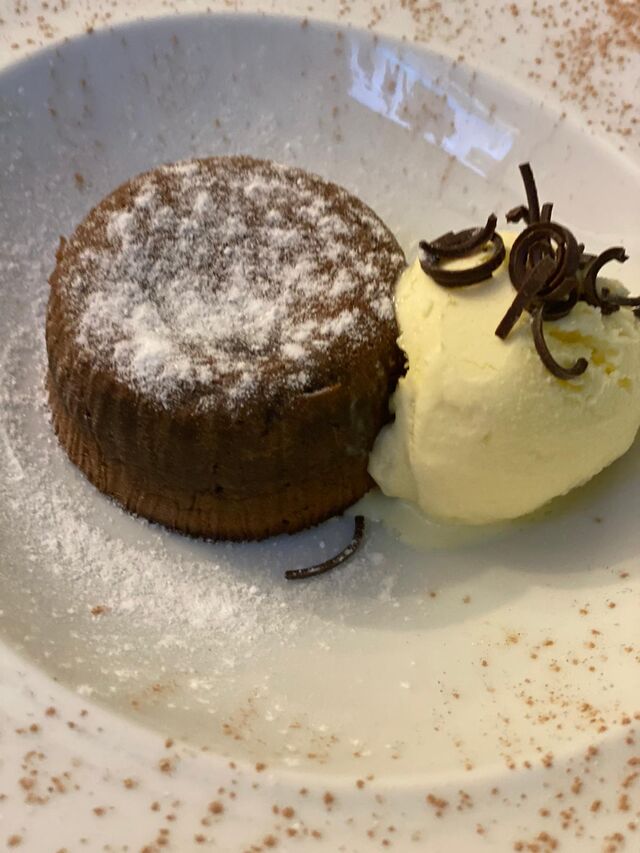 Coulant de chocolate negro con helado de vainilla