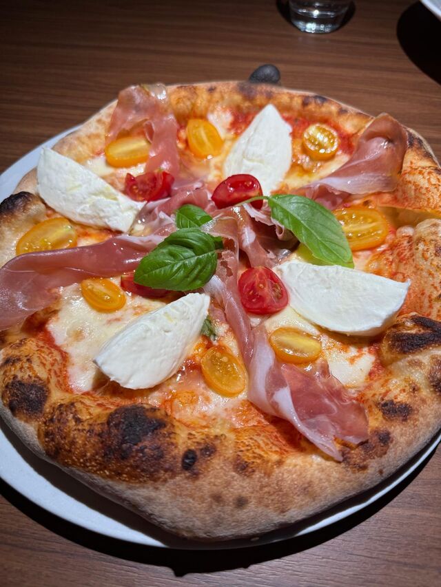 Pizza crudo di Parma, Mozzarella di bufala e pomodorini 