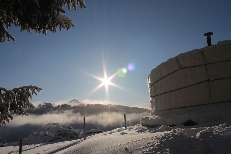 L'Instant Yourte propose en Hiver des soirées Rando/Raquettes/Nocturnes et fondue dans la yourte.
