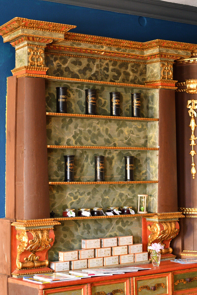 Barokní nábytek z novohradské apatyky