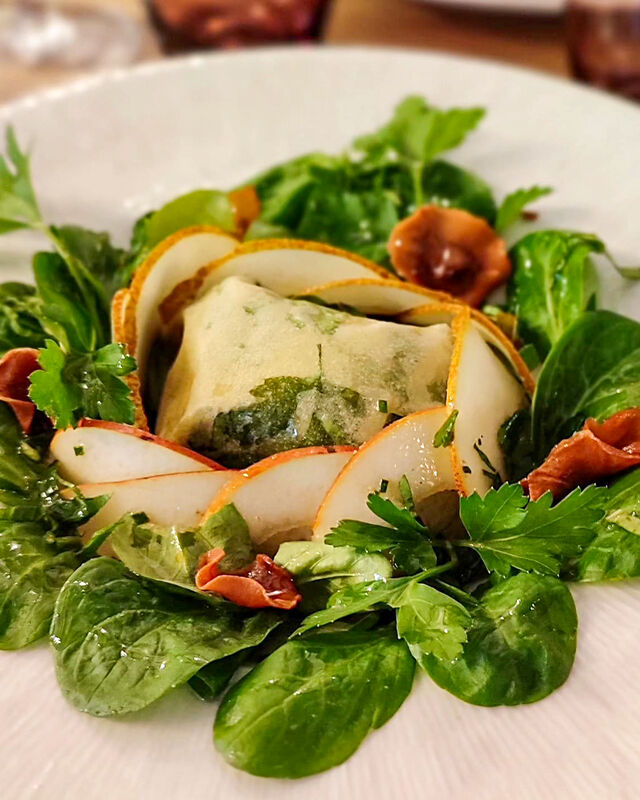Croustillant de chèvre de la ferme de Pagénie et poire fraîche, mâche et vinaigrette à l'huile de noisette