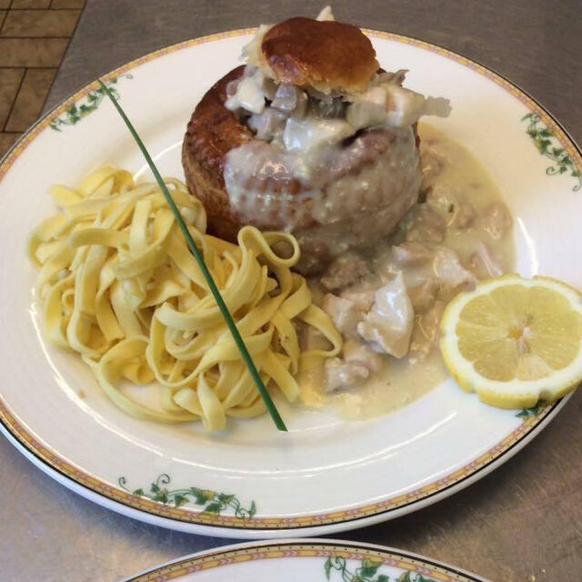 Plats à la carte :BOUCHÉE À LA REINE,médaillée à la foire européenne de Strasbourg et ses tagliatelles fraîches. 15,50€.