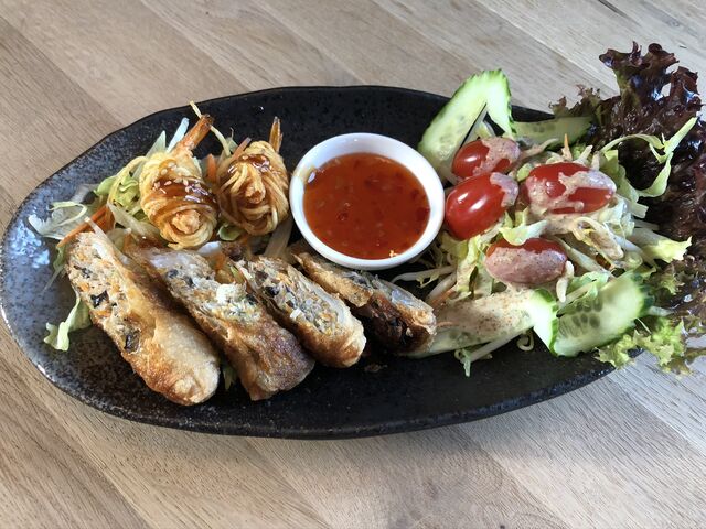 Vorspeisenplatte Frühlingsrollen , panierte Garnelen mit Kartoffelmantel und Salat 
