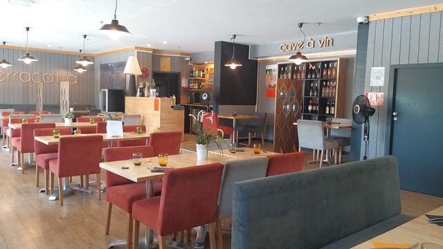 Salle de restaurant spacieuse et confortable