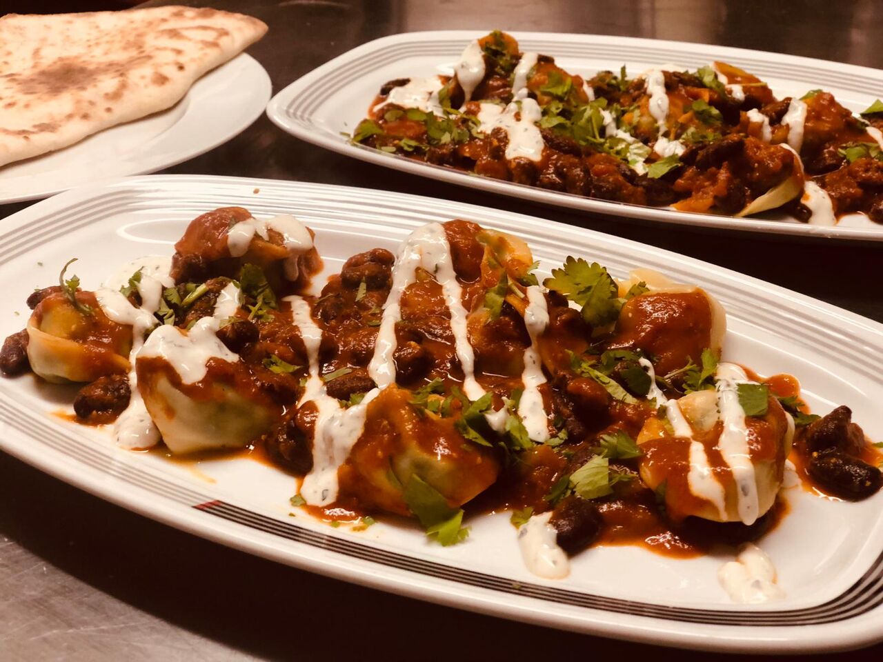 ASHAK aussi pour végétariens
Raviolis farcis aux poireaux et épinards accompagné d'une sauce au yaourt et haricots rouge