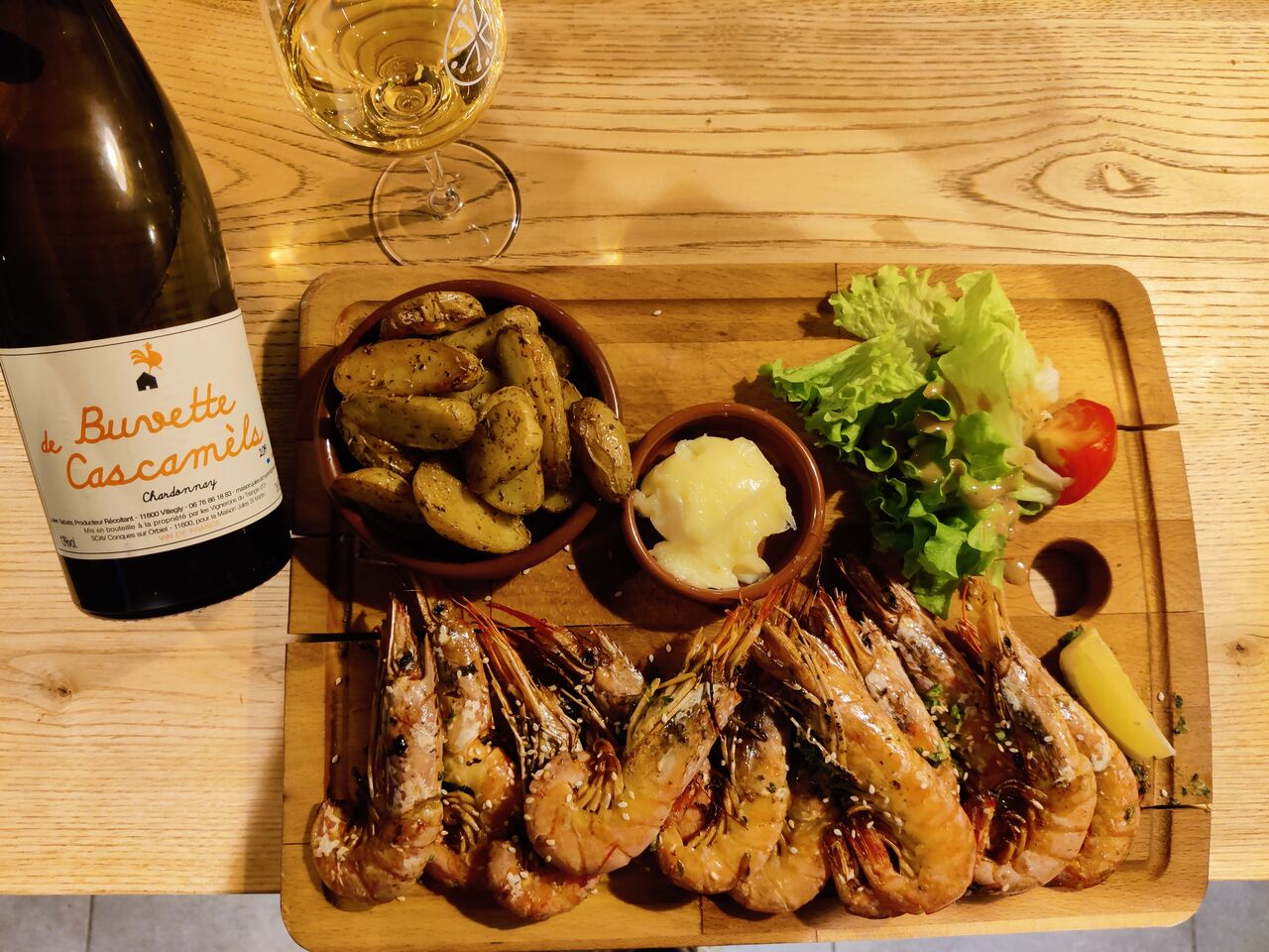 Assiette de gambas grillés avec notre Chardonnay La Buvette de Cascamels 