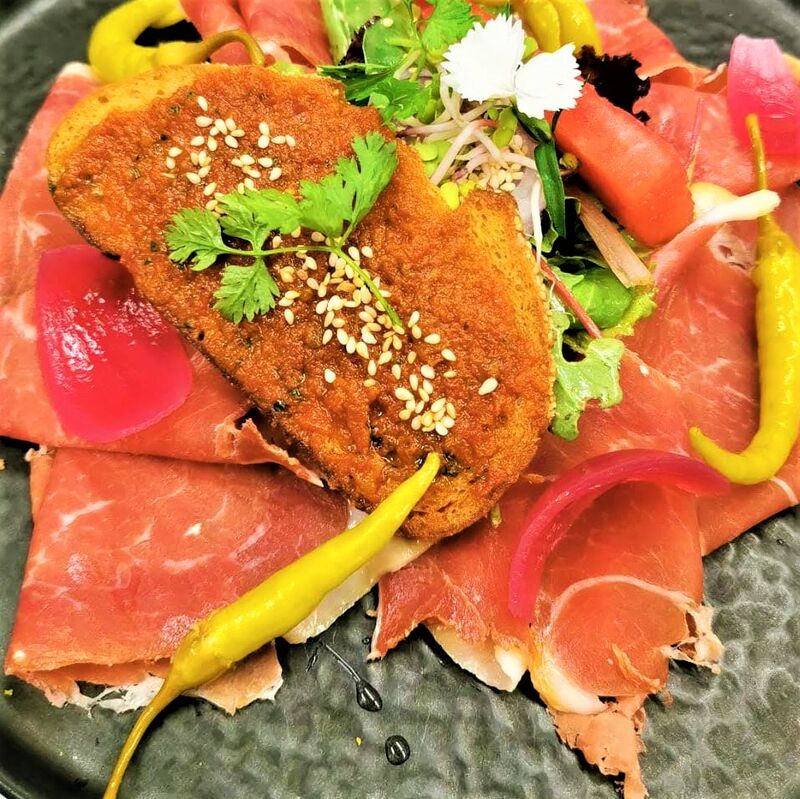 Le Mangalica 30 mois
Chiffonnade de Jambon cru de race Mangalica 30 mois de séchage
Guindillas et pain grillé
