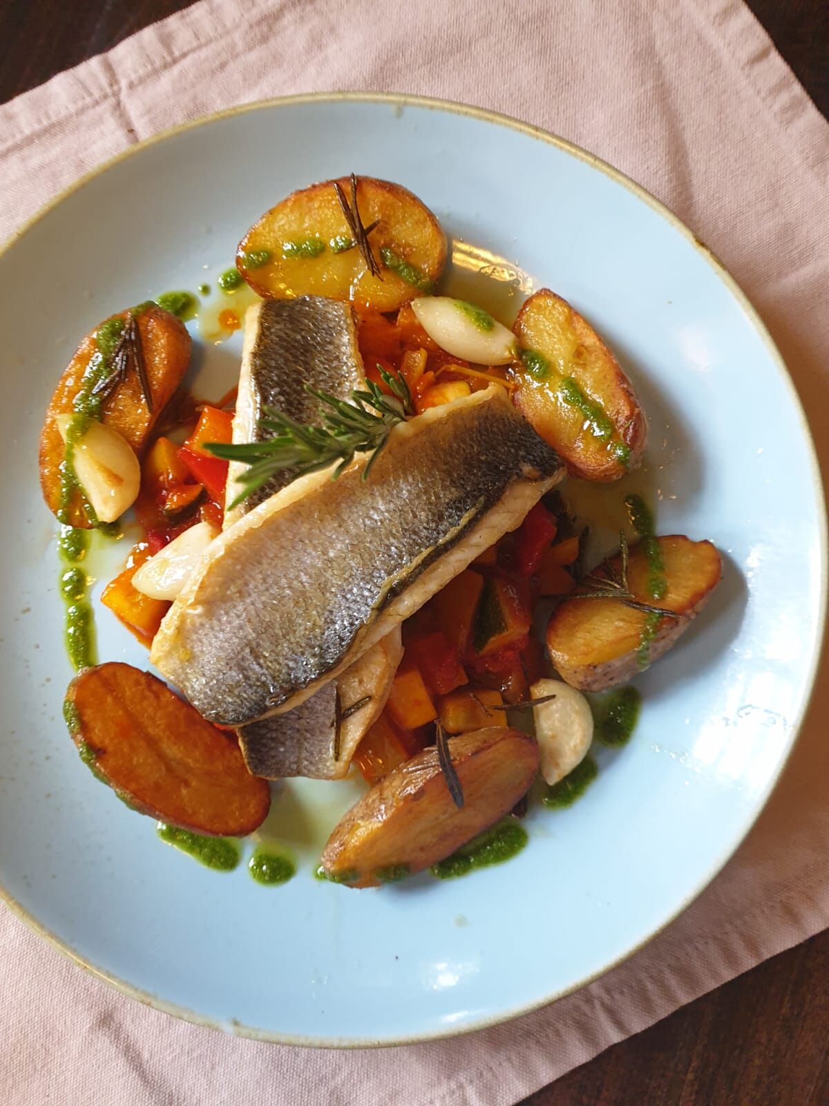 Wolfsbarschfilets in Olivenöl gebratenen, Ratatuille und Rosmarinkartoffeln