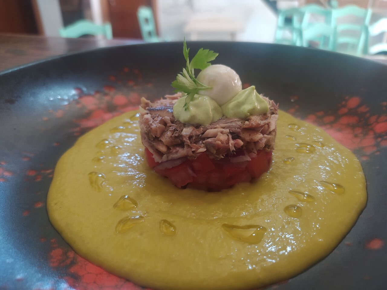Tartar de sardinillas lola y tomates cherry sobre salmorejo de albahaca 