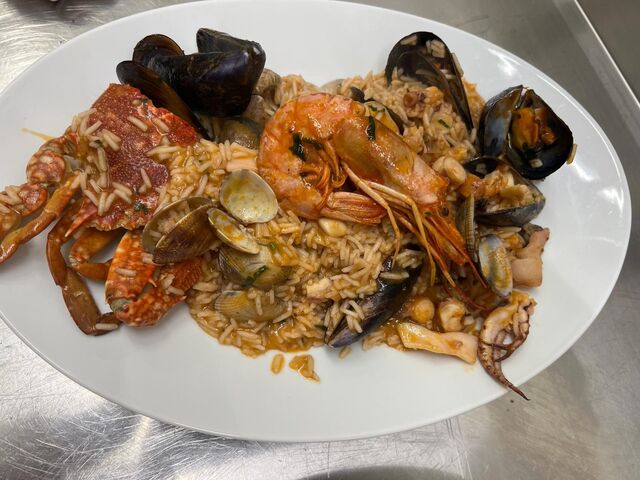 Risotto alla pescatora con granchio, gambero, cozze, vongole e polpo calamaro