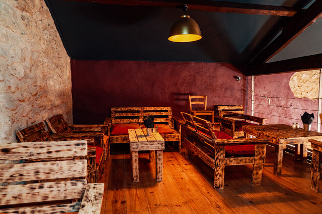 Coin cosy sur la mezzanine au-dessus du bar.