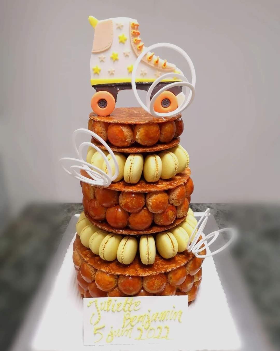 Pièce montée (assemblage de choux et de macarons)