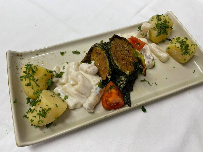 Wirsingroulade mit Schwarzwurzel à la Creme und Petersilienkartoffeln