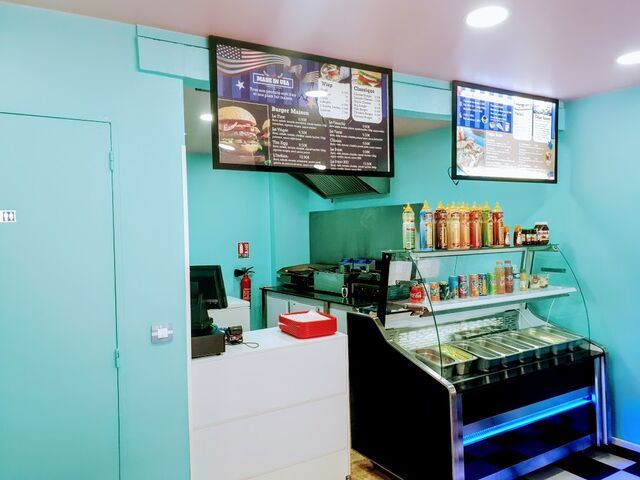 Faites vos choix parmi nos burgers, crêpes, paninis et autres! 