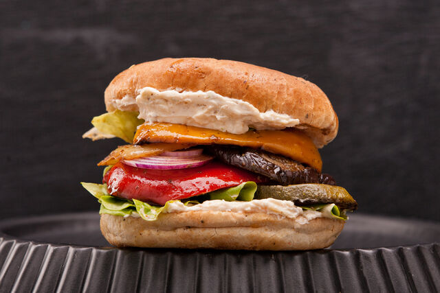 Antipasti Burger: Grillgemüse, Parmesancreme, Tomaten, Zwiebeln und Balsamico di Modena
