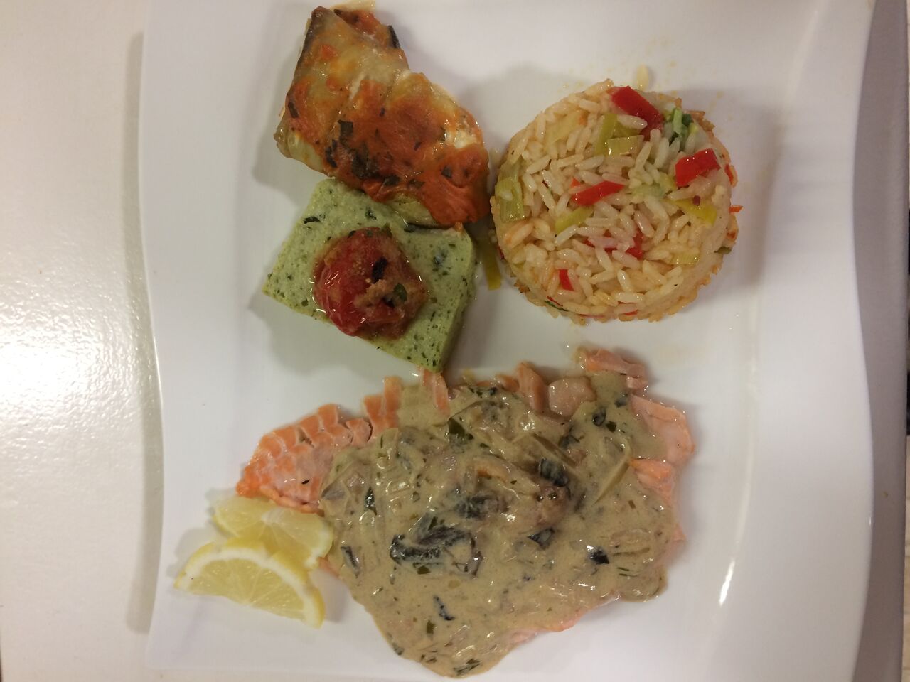 Filet de saumon frais à la duglérè,riz de Camargue aux poivrons,légumes assortis.