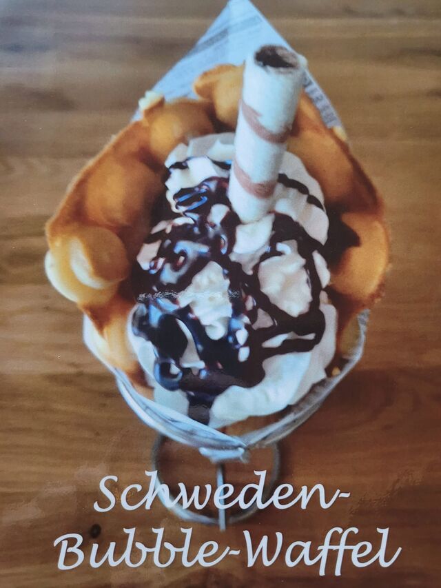 Der Name spricht für sich. Warme Bubble-Waffel mit fruchtigem Apfelmus und 2 Kugeln Eis.