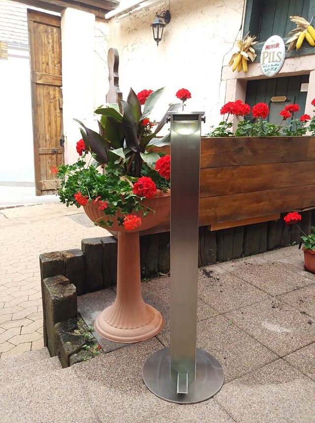 colonne gel a commande au pied