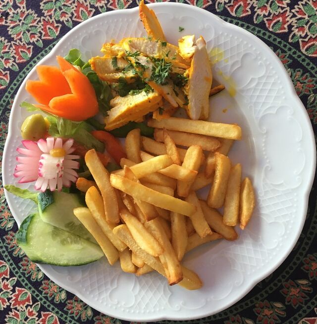 Menu Enfant 8€ - Poulet Tikka et frites servie avec de la salade. DESSERT- Glace ou sorbet (2 parfums au choix)