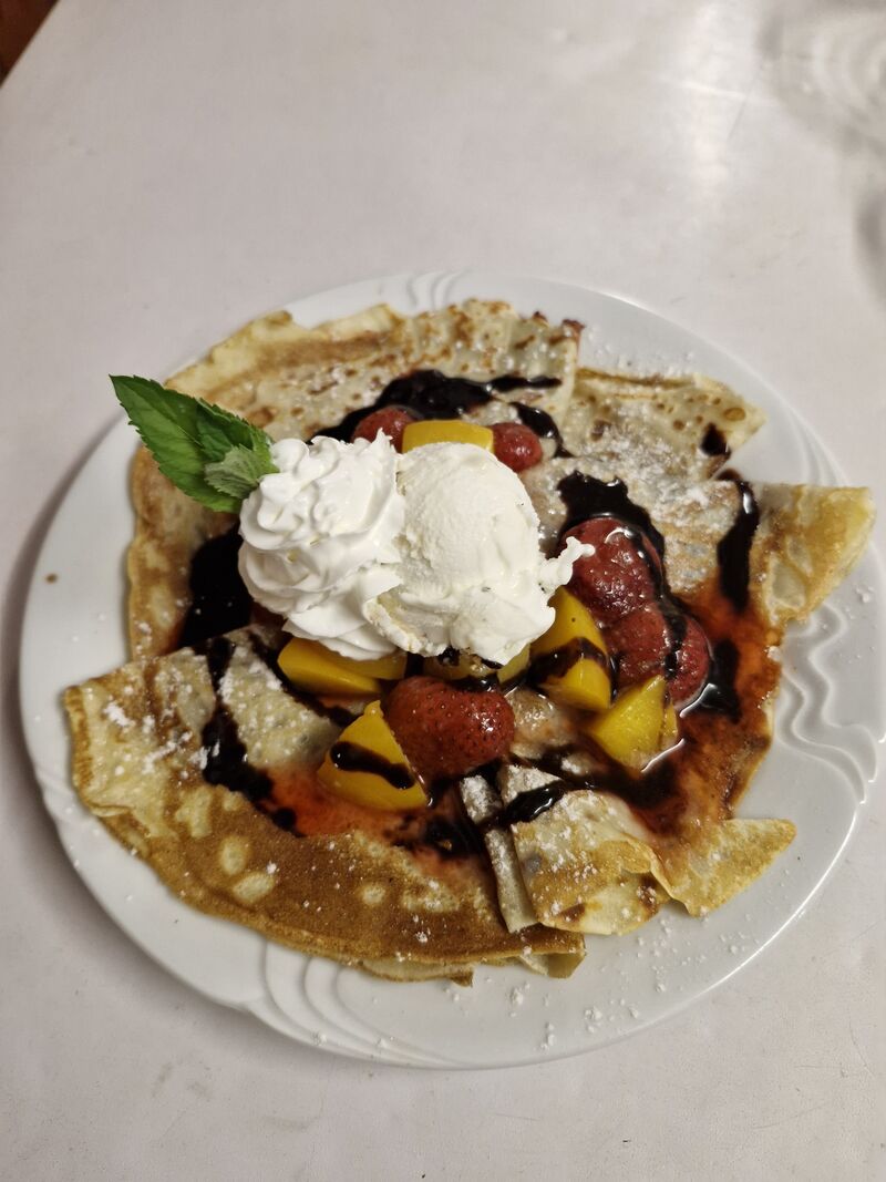 Palačinky s ovocem a šlehačkou