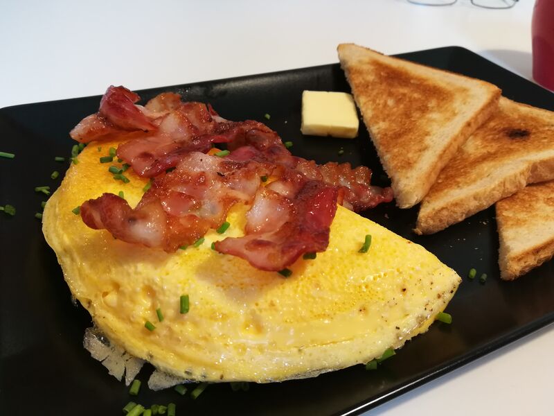 Frühstück bis maximal 12 Uhr: Omelette mit Bacon und Toast für € 4,90. Filterkaffee 