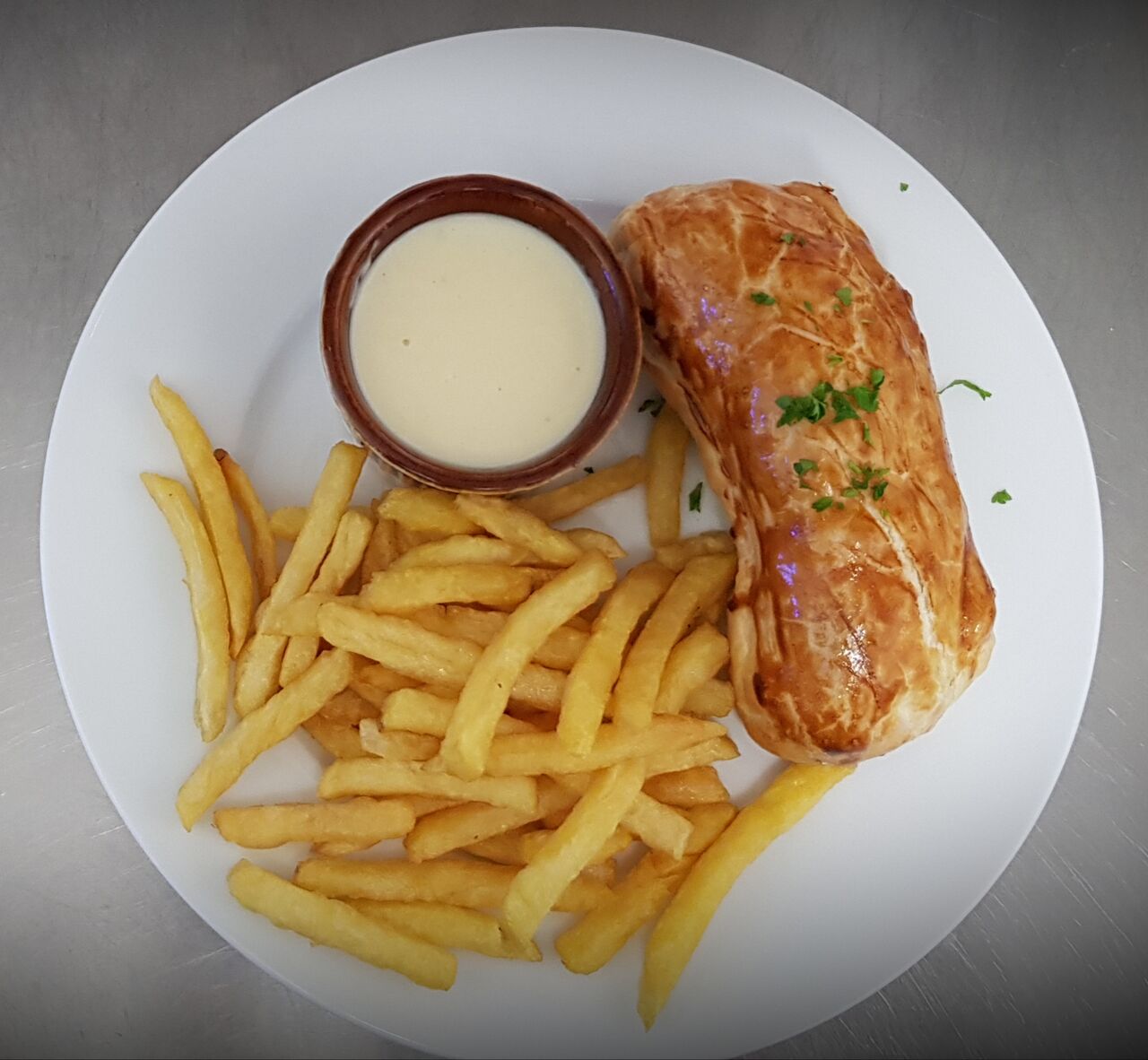 Andouillette feuilletée, frites maison et sauce fromage fermier