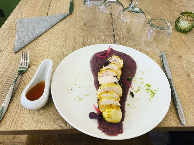 Filet de poulet au curry sur son lit de purée d haricot rouge et sa sauce menthe 