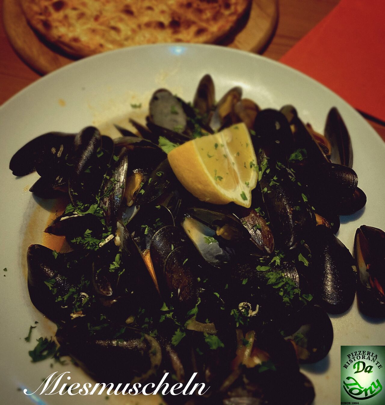 Miesmuscheln im Tomatensoße dazu Pizzabrot