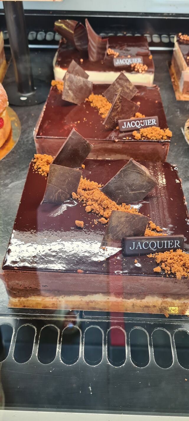 ROYAL : mousse chocolat noir, croustillant praliné, biscuit succès