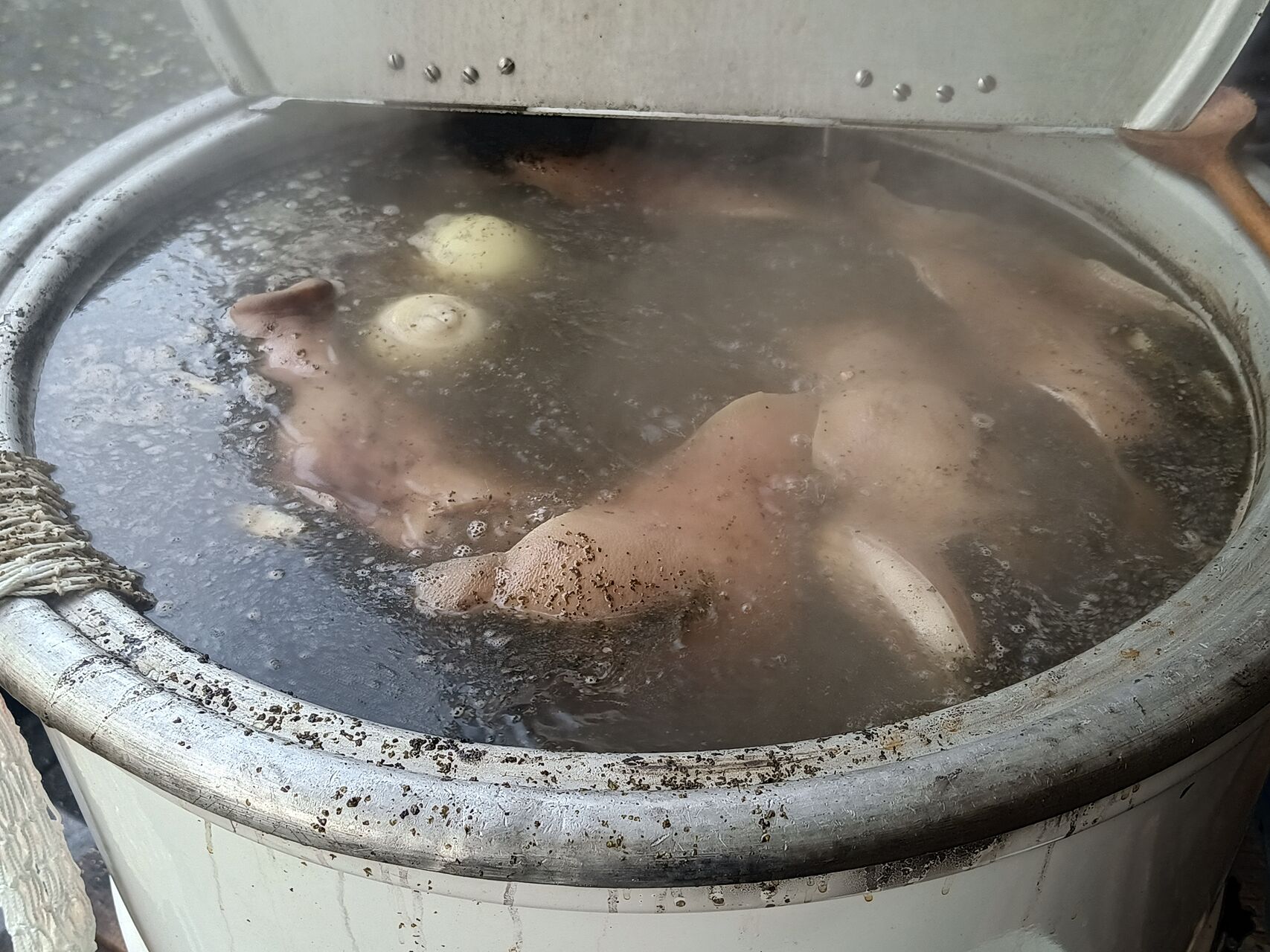 Traditionelles Kesselfleisch- und Saukopfessen im Gasthaus zur Linde in Winkelhaid