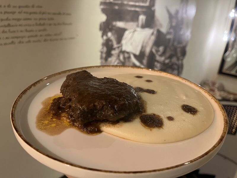 Brasato al rosso di Montecarlo con masce’ di patate
