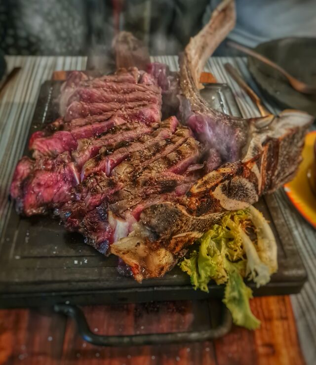 FIORENTINA
Servita sulla pietra lavica..