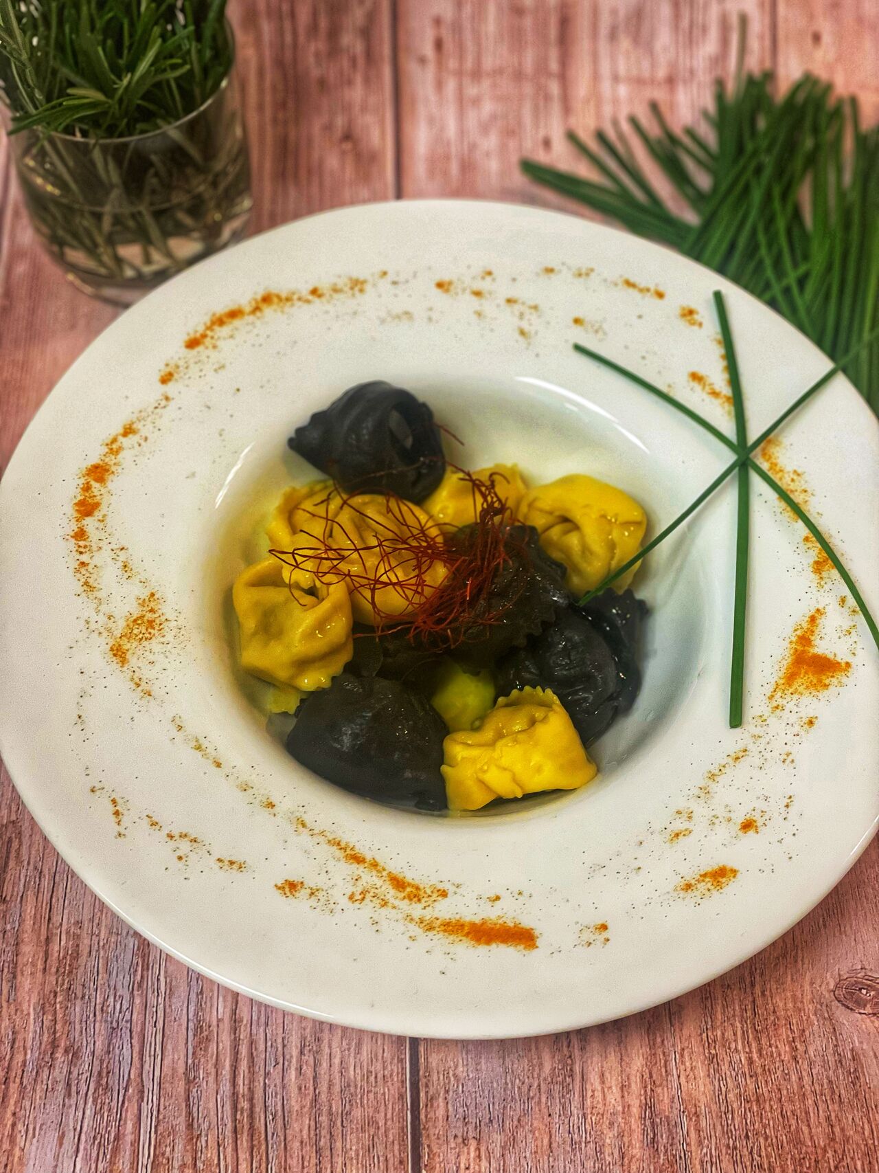 tortelli mit Tintenfischtinte gefüllt mit Krabben Zucchini und Safran 