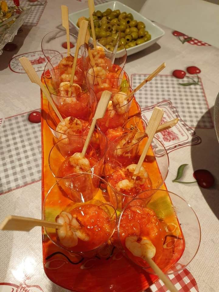 Verrine de salade papaye râpé et brochette de crevettes rôti au romarin 