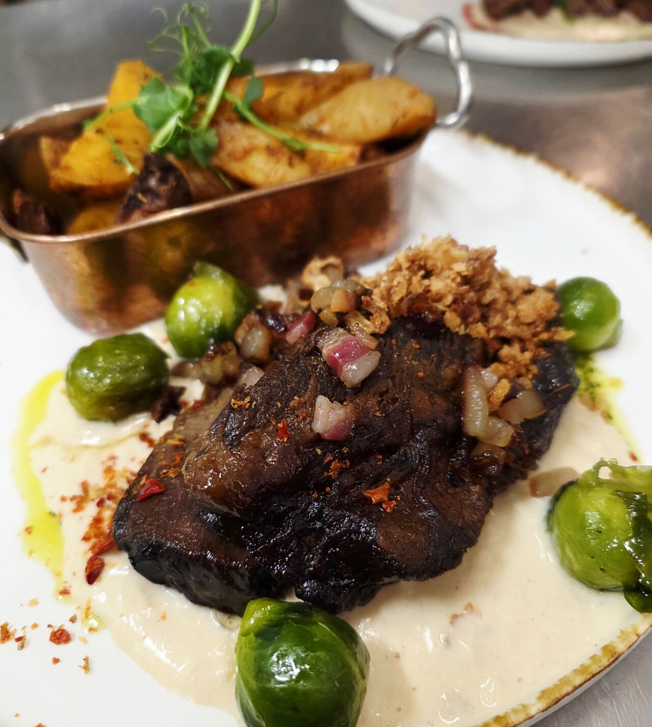 Hovězí brisket, pečené brambory, křenová omáčka