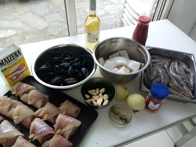  préparation d'une zarzuela avec des produits frais (lieu noir, moule, gambas, calamar..) et sa rouille