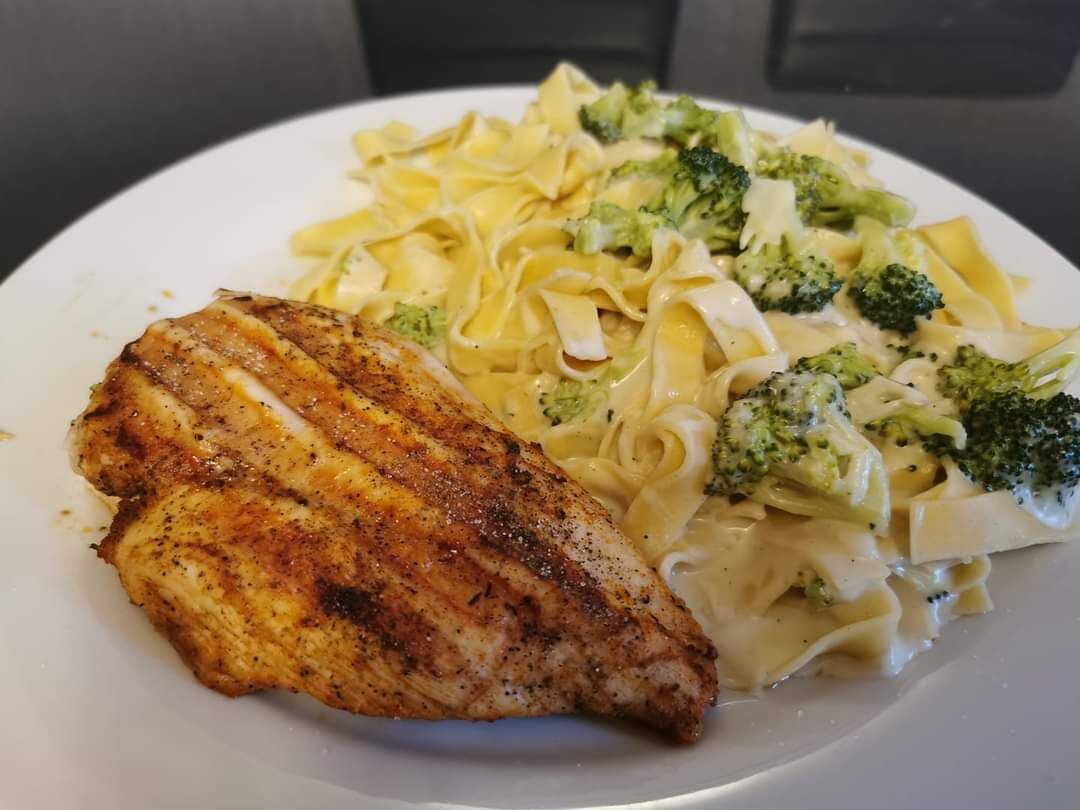 Hähnchenbrust mit brokolli Sahnesoße