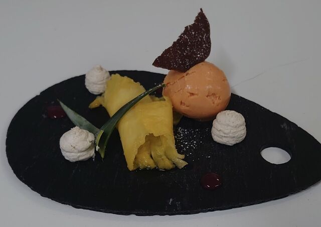 Carpaccio d'ananas, sorbet mangue/fruit de la passion et crémeux noisettes