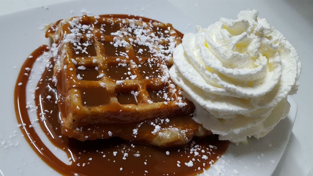 Nuestro delicioso gofre con dulce de leche y nata montada