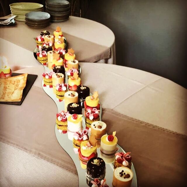 Assortiments de mini entremet sur miroir