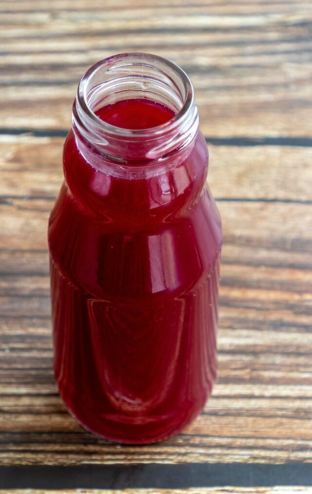 Jus de bissap rouge à la pulpe de fraise et fruits rouges 