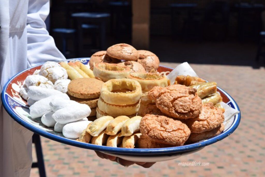 assortiment de pâtisseries orientales et thé à la menthe