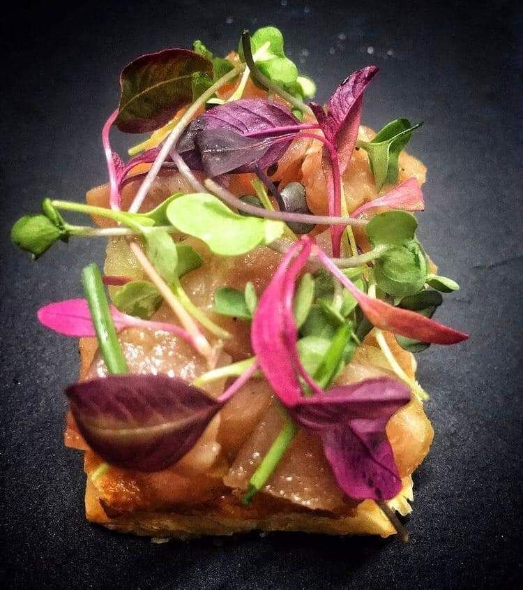 Tartar de bonito y tómate sobre hojaldre caramelizado 
